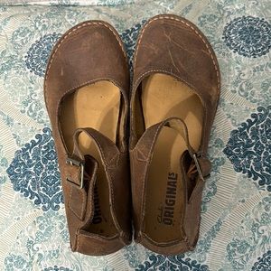 Cute brown leather Mary janes to dress with any jeans.